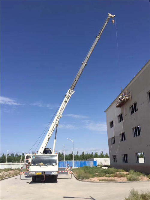 覃塘区“轻装强干”—— 吊车的 “轻量化臂架” 技术